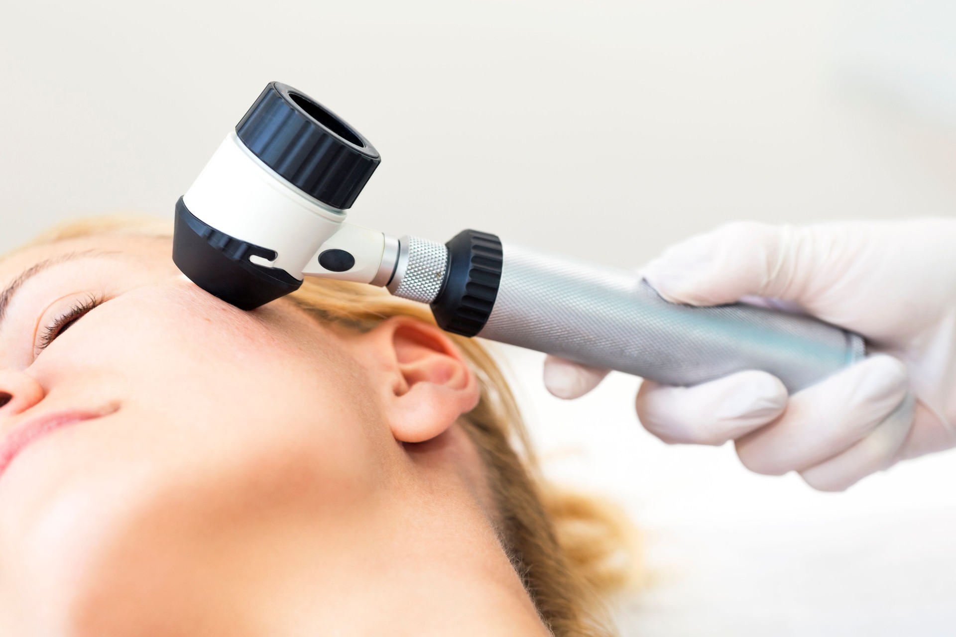 Examinare dermatologica cu dermatoscopul Examinare dermatologica cu dermatoscopul